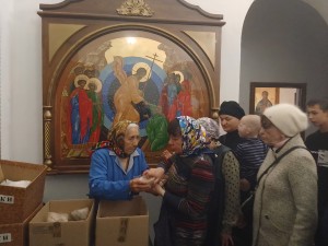 В Богоявленском епархиальном мужском монастыре состоялась воскресная благотворительная раздача пряников и хлеба., 