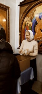 Благотворительная раздача хлеба, пряников в Богоявленском мужском монастыре., 
