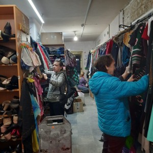 В Богоявленском епархиальном мужском монастыре состоялась воскресная благотворительная раздача нуждающимся людям одежды и обуви., 