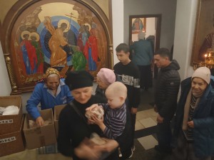 В Богоявленском епархиальном мужском монастыре состоялась воскресная благотворительная раздача пряников и хлеба., 