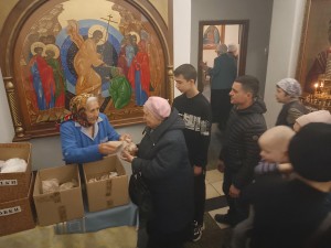 В Богоявленском епархиальном мужском монастыре состоялась воскресная благотворительная раздача пряников и хлеба., 