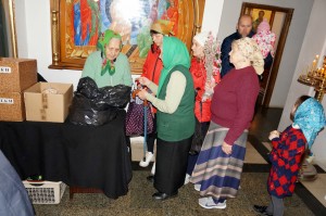 В Богоявленском мужском монастыре состоялась  очередная благотворительная  раздача  хлеба и пряников., 