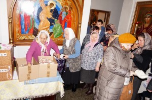 В Богоявленском епархиальном мужском монастыре состоялась воскресная благотворительная раздача хлеба и пряников., 