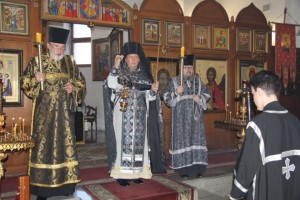 Игумен Нестор (Болков ) совершил Великую вечерню с чином выноса Плащаницы Господа и Великую утреню субботы с чином погребения Плащаницы Господа в Богоявленском мужском монастыре., 