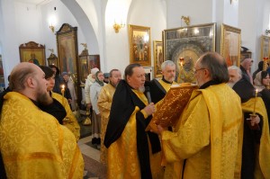 В канун Недели 20-й по Пятидесятнице и Памяти святых отцов VII Вселенского Собора,Иверской иконы Божией Матери, Игумен Нестор (Болков) совершил всенощное бдение в Богоявленской обители., 