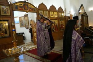 В канун Недели Крестопоклонной  в Богоявленском  мужском монастыре совершили Всенощное бдение с литией., 
