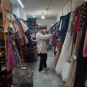 В Богоявленском епархиальном мужском монастыре состоялась воскресная благотворительная раздача нуждающимся людям одежды и обуви., 