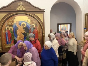 В Богоявленском мужском монастыре состоялась  очередная благотворительная  раздача  хлеба и пряников., 