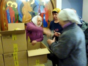 В Богоявленском епархиальном мужском монастыре состоялась благотворительная раздача  хлеба и пряников., 