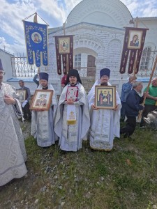 В праздник Владимирской иконы Божией Матери, Настоятель Богоявленского епархиального мужского монастыря Игумен Нестор ( Болков)принял участие в Божественной Литургии в храме Покрова Пресвятой Богородицы села Булзи Каслинского района., 