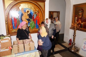В Богоявленском епархиальном мужском монастыре состоялась воскресная благотворительная раздача хлеба и пряников., 