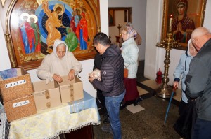 В Богоявленском епархиальном мужском монастыре состоялась воскресная благотворительная раздача пряников., 