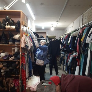 В Богоявленском епархиальном мужском монастыре состоялась воскресная благотворительная раздача нуждающимся людям одежды и обуви., 