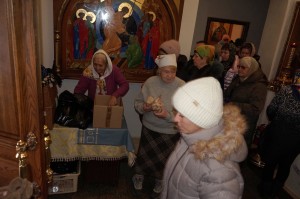 В Богоявленском епархиальном мужском монастыре состоялась воскресная благотворительная раздача хлеба и пряников., 