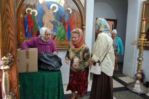 В Богоявленском мужском монастыре состоялась  благотворительная  раздача  хлеба и пряников., 