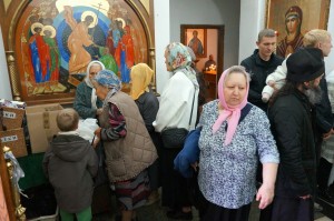 В Богоявленском мужском монастыре состоялась  благотворительная  раздача  хлеба и пряников., 