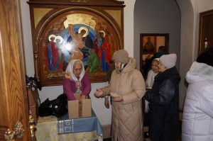 В Богоявленском епархиальном мужском монастыре состоялась воскресная благотворительная раздача хлеба и пряников., 