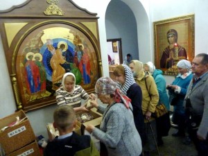 Благотворительная раздача хлеба, пряников в Богоявленском мужском монастыре города Челябинска., 