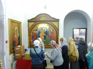 Благотворительная раздача хлеба, пряников в Богоявленском мужском монастыре города Челябинска., 