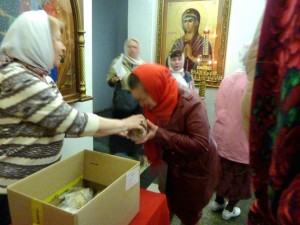 Благотворительная раздача хлеба, пряников в Богоявленском мужском монастыре города Челябинска., 