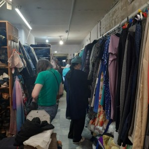 В Богоявленском епархиальном мужском монастыре состоялась благотворительная раздача нуждающимся людям одежды и обуви., 