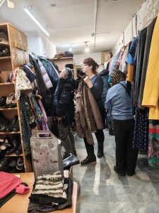 В Богоявленском  мужском монастыре  состоялась  благотворительная раздача одежды и обуви., 