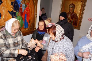 В Богоявленском епархиальном мужском монастыре состоялась воскресная благотворительная раздача хлеба и пряников., 