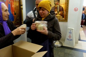 В Богоявленском епархиальном мужском монастыре состоялась благотворительная раздача  хлеба и пряников., 