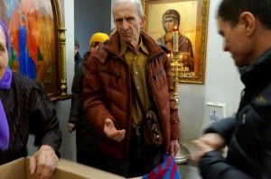 В Богоявленском епархиальном мужском монастыре состоялась благотворительная раздача  хлеба и пряников., 