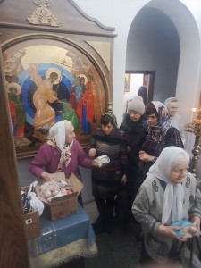 В Богоявленском епархиальном мужском монастыре состоялась воскресная благотворительная раздача хлеба и пряников., 