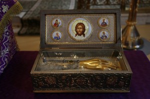 Икона с частицами мощей св. мчч. Киприана и Иустины и ковчег с мощами свт. Луки Крымского пребудет в монастырь, 