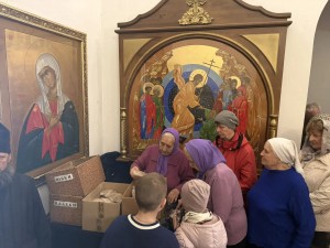 В Богоявленском мужском монастыре состоялась  очередная благотворительная  раздача  хлеба и пряников., 