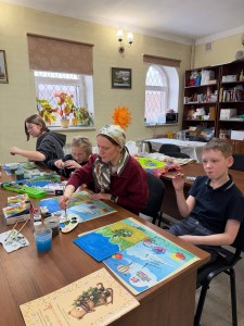 15 февраля 2026 года в Воскресной школе Богоявленского мужского монастыря провели уроки «ИЗО» для средней группы:, 