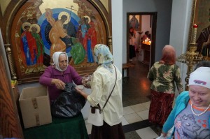 В Богоявленском мужском монастыре состоялась  благотворительная  раздача  хлеба и пряников., 