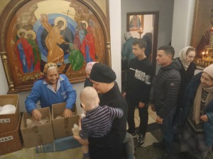 В Богоявленском епархиальном мужском монастыре состоялась воскресная благотворительная раздача пряников и хлеба., 