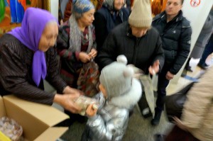 В Богоявленском епархиальном мужском монастыре состоялась благотворительная раздача  хлеба и пряников., 