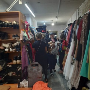 В Богоявленском епархиальном мужском монастыре состоялась воскресная благотворительная раздача нуждающимся людям одежды и обуви., 