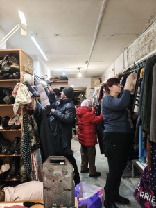 В Богоявленском  мужском монастыре  состоялась  благотворительная раздача одежды и обуви., 