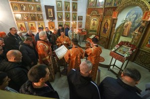 В ночь с 8 на 9 мая 2024 года Пасхальную ночную Божественную Литургию Светлой седмицы совершил митрополит Челябинский и Миасский Алексий в храме Всех святых поселка Тарасовка., 