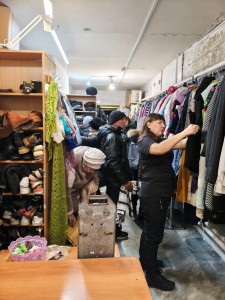 В Богоявленском  мужском монастыре  состоялась  благотворительная раздача одежды и обуви., 