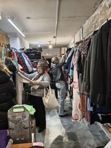 В Богоявленском  мужском монастыре  состоялась  благотворительная раздача одежды и обуви., 