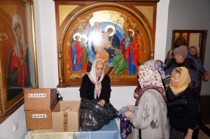 В Богоявленском епархиальном мужском монастыре состоялась воскресная благотворительная раздача хлеба и пряников., 