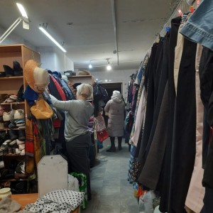 В Богоявленском епархиальном мужском монастыре состоялась благотворительная раздача нуждающимся людям одежды и обуви., 