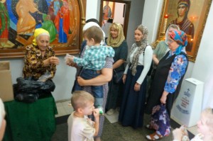 В Богоявленском мужском монастыре состоялась  благотворительная  раздача  хлеба и пряников., 