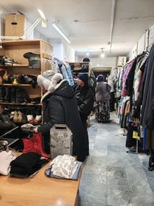 В Богоявленском  мужском монастыре  состоялась  благотворительная раздача одежды и обуви., 