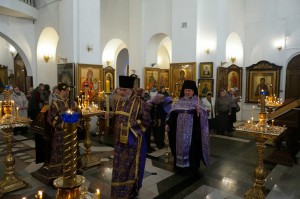 В канун Недели Крестопоклонной  в Богоявленском  мужском монастыре совершили Всенощное бдение с литией., 