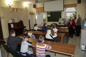 В Богоявленском мужском монастыре в детской воскресной школе продолжается ознакомление детей с первичными понятиями православной веры и на доступном детям уровне попытка реализовать эти знания в каких-то практических навыках, например, на уроках рисования, 