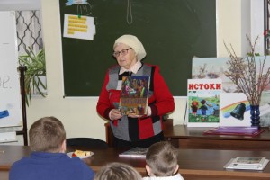 В Богоявленском мужском монастыре в детской воскресной школе продолжается ознакомление детей с первичными понятиями православной веры и на доступном детям уровне попытка реализовать эти знания в каких-то практических навыках, например, на уроках рисования, 