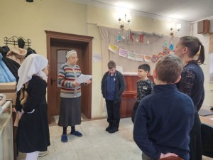 В Богоявленском мужском монастыре в детской воскресной школе продолжается ознакомление детей с первичными понятиями православной веры и на доступном детям уровне попытка реализовать эти знания в каких-то практических навыках, например, на уроках рисования, 