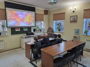 В Богоявленском мужском монастыре в детской воскресной школе продолжается ознакомление детей с первичными понятиями православной веры и на доступном детям уровне попытка реализовать эти знания в каких-то практических навыках, например, на уроках рисования, 